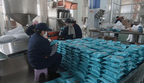 年銷售瓜子千噸的炒貨廠意外走紅，跨界化妝品批發(fā)引發(fā)熱議